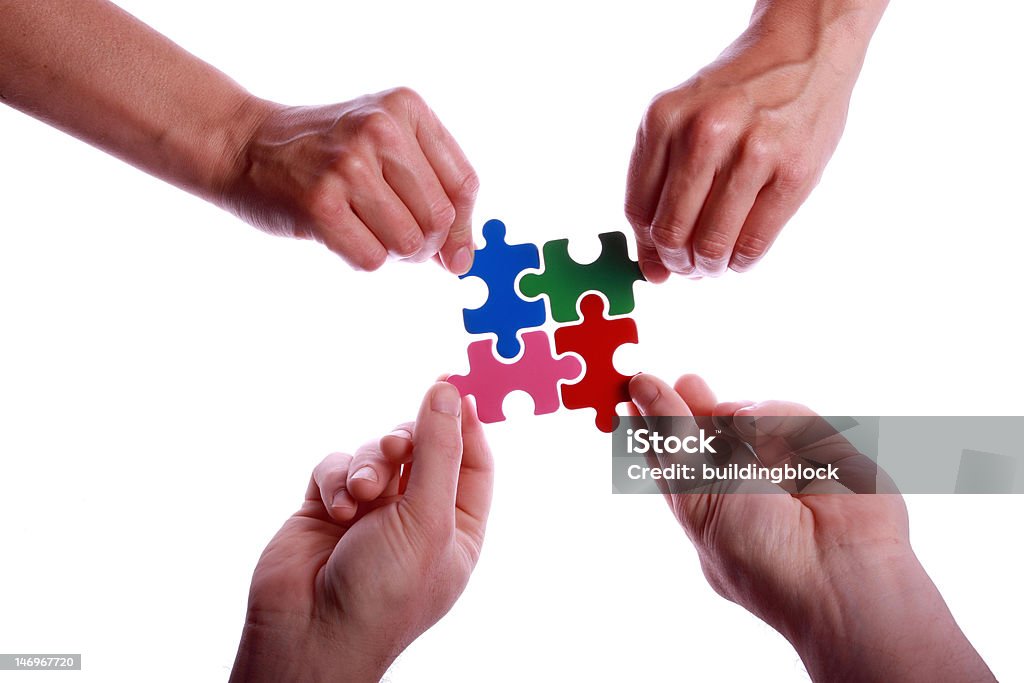 Hände halten bunte Puzzle-Stücke - Lizenzfrei Eine helfende Hand Stock-Foto