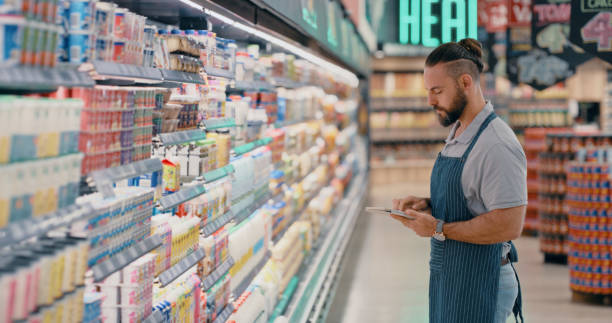 Digital tablet, supermarket or employee on pricing app, checklist count idea or product stock management. Man, worker or grocery shopping technology of food logistics, sale deal thinking or inflation tableta digital, supermercado o empleado en la aplicación de precios, idea de recuento de listas de verificación o gestión de existencias de productos. tecnología de compra de hombres, trabajadores o comestibles de logística de alimentos, pensamiento
