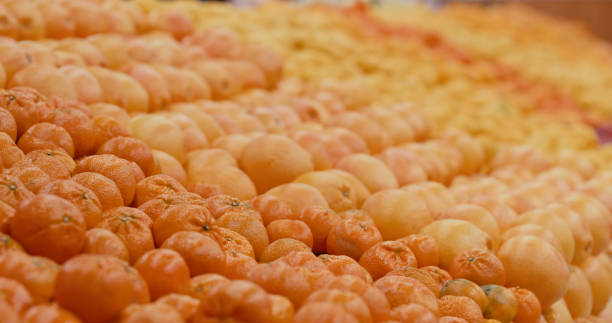Orange, grapefruit and citrus on supermarket shelf, healthy diet and vitamin c in nutritional food in shop. Fresh fruit display, shopping at local market produce and organic plant based grocery store naranja, pomelo y cítricos en el estante del supermercado, dieta saludable y vitamina c en alimentos nutricionales en la tienda. exhibición de fruta fresca, compras en productos del mercado local y tienda de comestibles orgánica basada en plantas