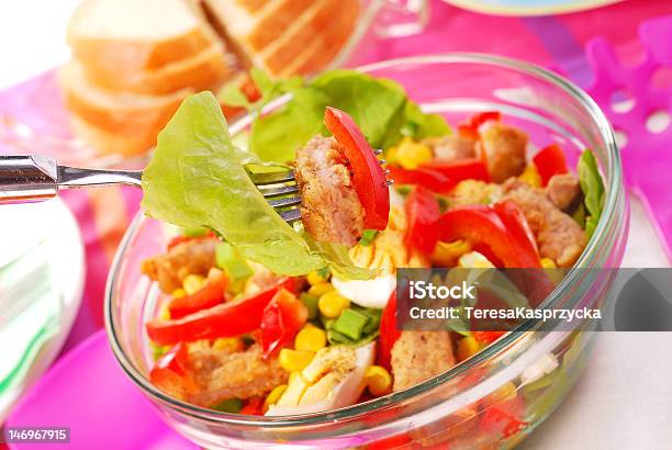 Insalata Fresca Con Carne E Verdure Impanato - Fotografie stock e altre immagini di Alimentazione sana - Alimentazione sana, Carne di pollo, Cibi e bevande