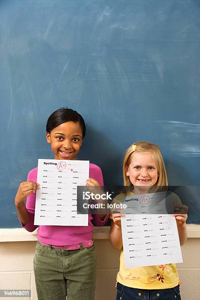 Studenti In Aula - Fotografie stock e altre immagini di Pagella - Rapporto - Pagella - Rapporto, Risultati di esami educativi, Bambino