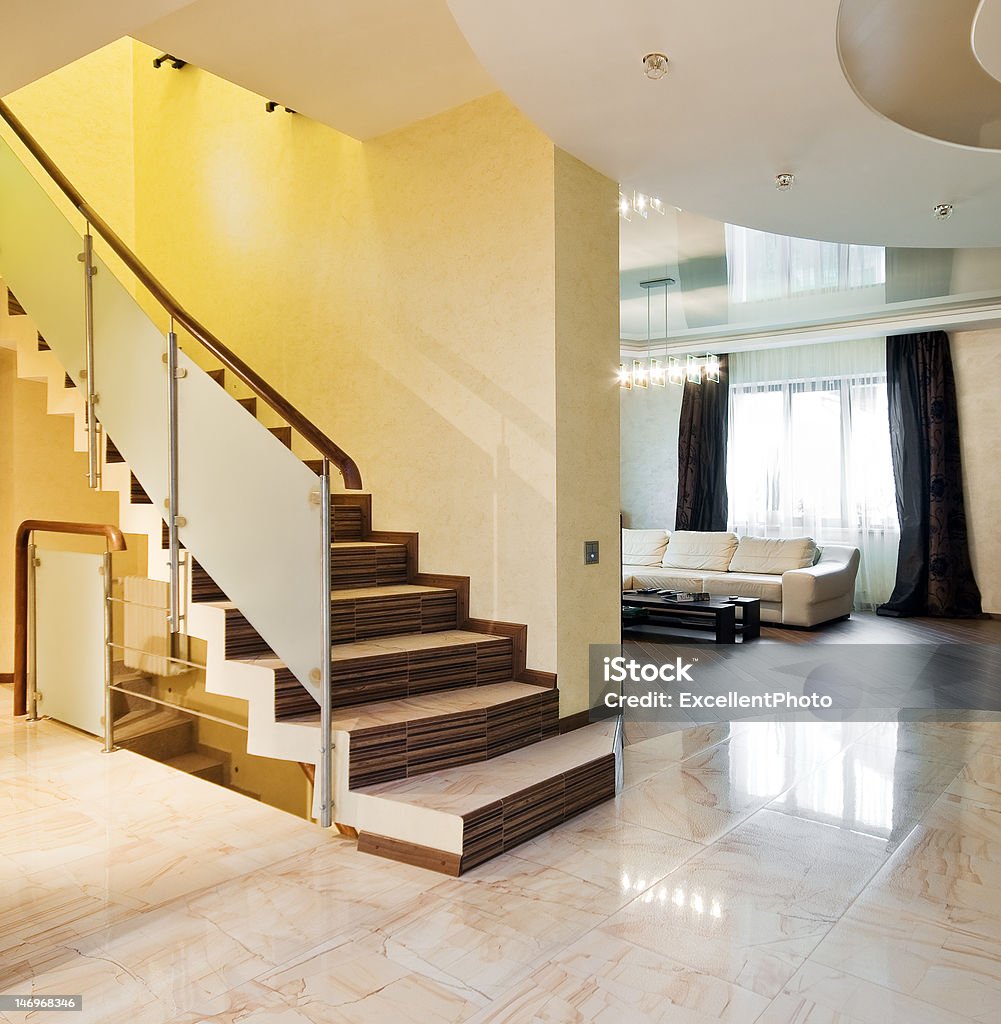 Prefeitura de luxo com escada em uma nova casa - Foto de stock de Amarelo royalty-free