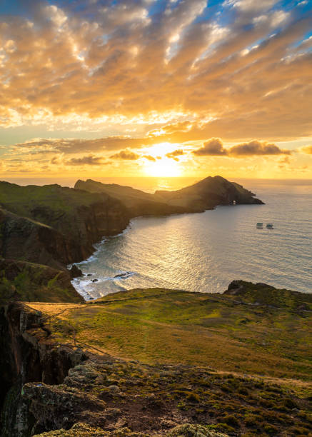 vue de l’un des meilleurs sites touristiques de l’île de madère. cap ponta de são lourenço, île de madère, portugal - sunrise hill sea sun photos et images de collection