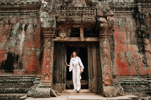 Viajero explorando las antiguas ruinas del templo de Ta Prohm en Angkor photo