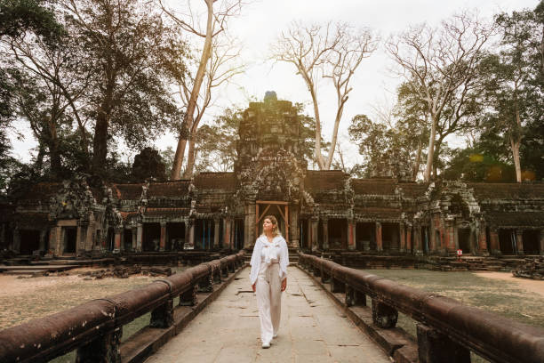 アンコールのタプローム寺院の古代遺跡を探索する旅行者 - ancient angkor wat footpath stone ストックフォトと画像