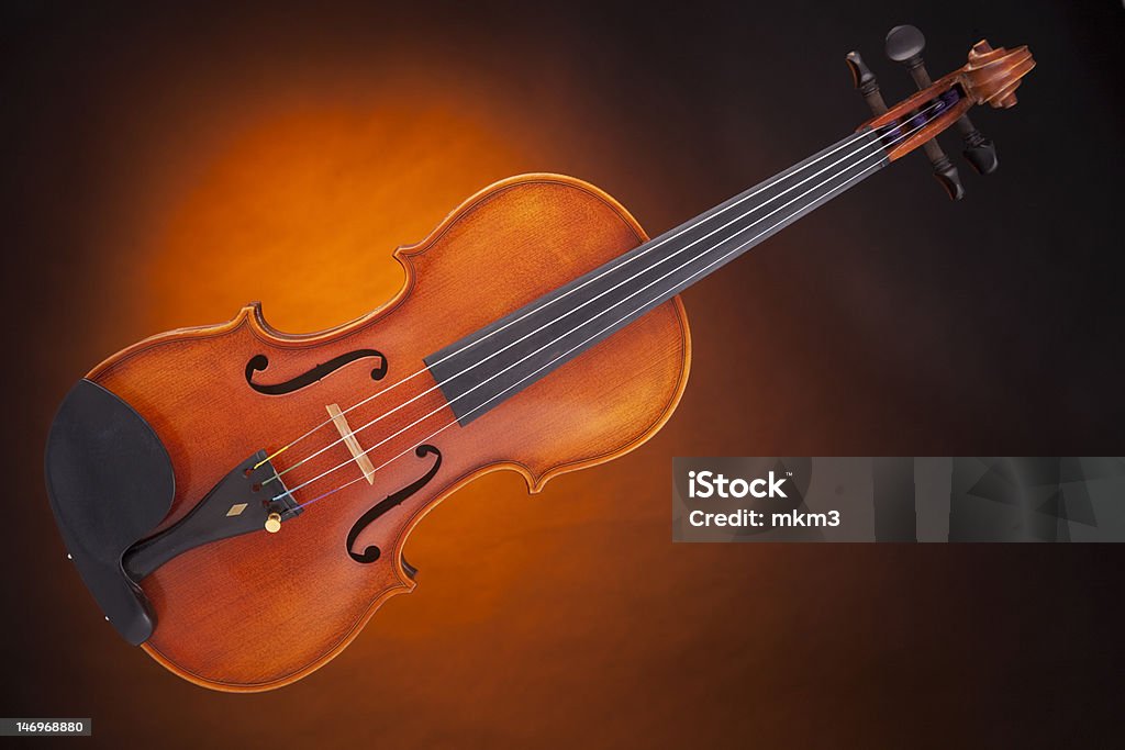 Скрипка Viola изолированные против Gold - Стоковые фото Альт роялти-фри