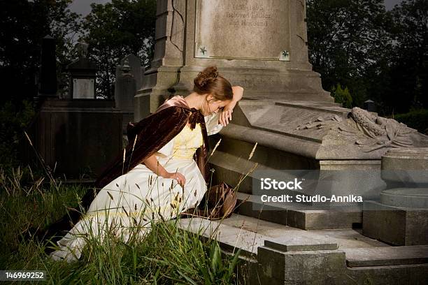 Mourning 한 무명용사의 무덤-매장지에 대한 스톡 사진 및 기타 이미지 - 무덤-매장지, 빅토리아 스타일, 여자