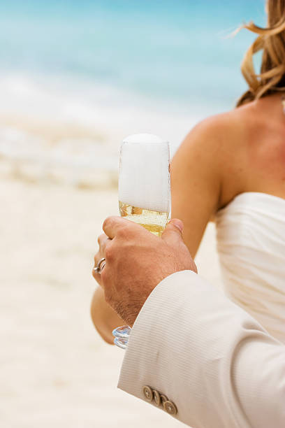 istock Champagne on the beach 146969286