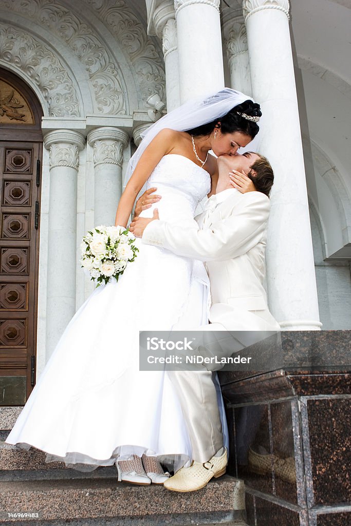 Noiva e noivo beijando - Foto de stock de Adulto royalty-free