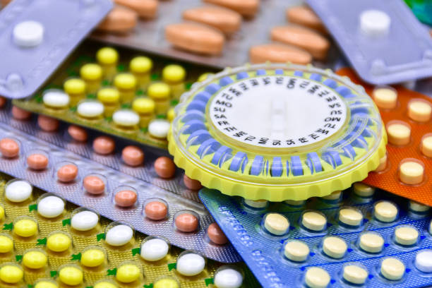 pillola contraccettiva orale sul bancone della farmacia. - contraceptive foto e immagini stock