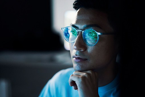 Código, hombre asiático y reflejo en gafas, enfoque y programación para ciberseguridad, hacking y oficina moderna. Japón, empleado masculino con gafas y especialista en TI en codificación, programación y pensamiento photo