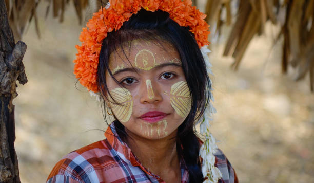 una mujer birmana con pasta thanaka - 2605 fotografías e imágenes de stock