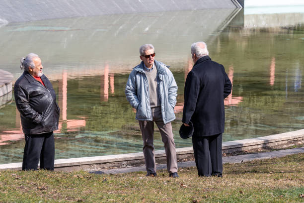 Aktive ältere alte Freunde, die einen schönen Tag im Park und Café verbringen und die Mafia spielen. – Foto