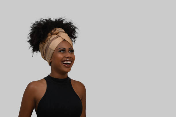 hermosa mujer sonriente con un peinado afro sobre fondo gris - fashion isolated objects beauty and health clothing fotografías e imágenes de stock