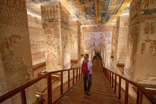 mladá žena kráčející v hrobce ramsese v. a ramsese vi. (kv9), údolí králů, egypt - údolí - stock snímky, obrázky a fotky