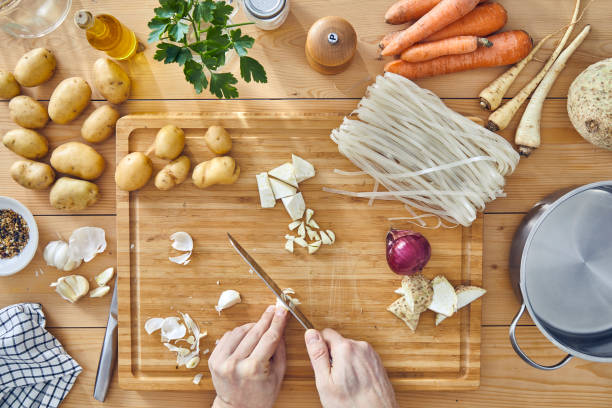 自家製の健康的なビーガンスープの準備のための材料 - cooking domestic kitchen vegetable soup ストックフォトと画像