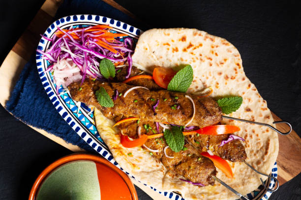concept alimentaire fait maison shish kofta kebab sur fond de pierre d’ardoise noire avec espace de copie - lamb kebab kofta ground photos et images de collection