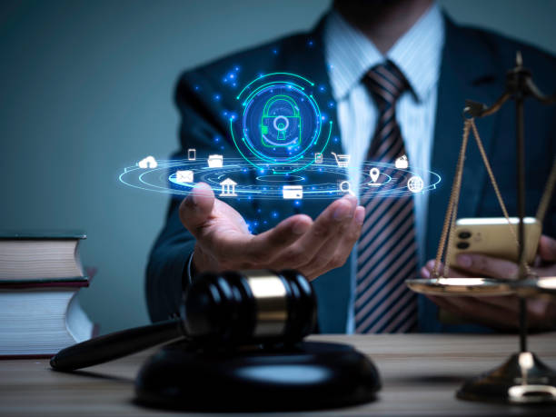 Person hold the key lock icon protecting personal information ,online financial transactions, secure access to computer networks and digital systems. Customer Data Protection cyber security.. la persona sostiene el ícono de bloqueo de la llave protegiendo la información personal, las transacciones financieras en línea, el acceso seguro a las redes informáticas y los sistemas digitales. protección de datos del cliente ciberseguridad.