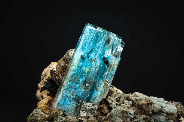 blauer aquamarin mit schorl (schwarzer turmalin) einschluss - beryll mineral stock-fotos und bilder