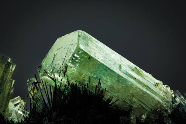 berilo verde (esmeralda) sobre matriz de schorlo (turmalina negra) - crystallography fotografías e imágenes de stock