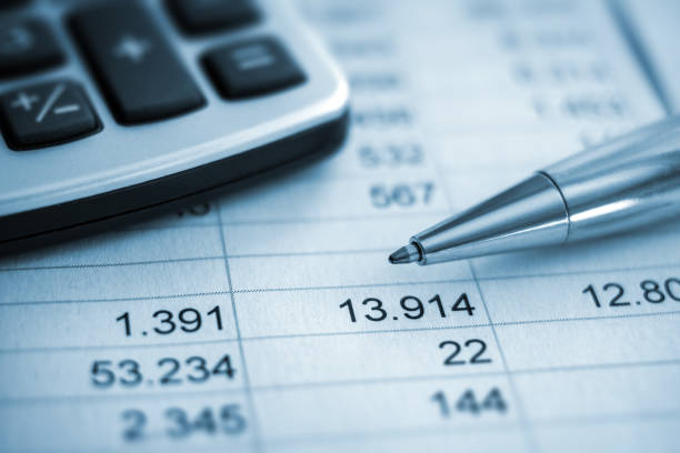 finanças e contabilidade - spreadsheet finance financial figures number - fotografias e filmes do acervo