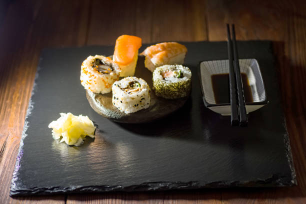 istock sushi na kamiennym talerzu 1469794981