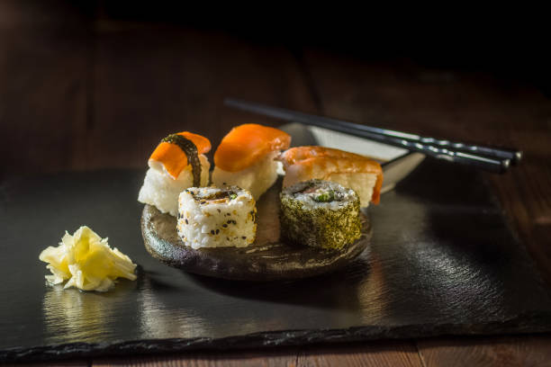 istock sushi na kamiennym talerzu 1469794984