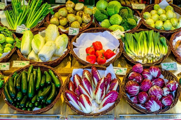 banca de frutas típica em munique - baviera - fruitstand - fotografias e filmes do acervo