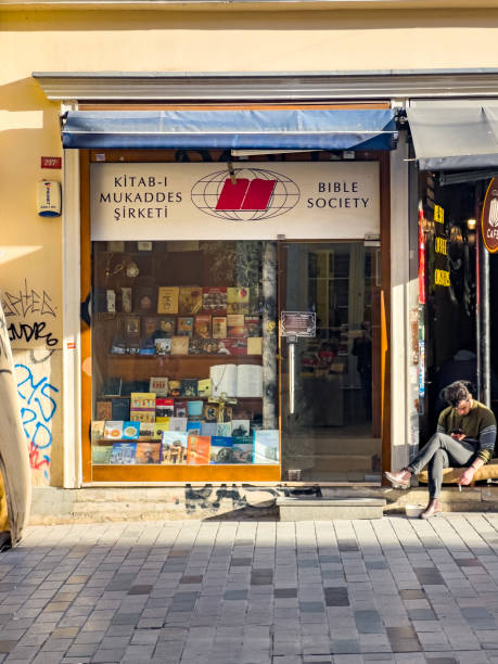 una libreria in via istiklal a taksim - bookstore sign old book foto e immagini stock