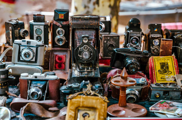 câmeras vintage em exibição em um mercado de pulgas na cidade velha de montevidéu, capital do uruguai - uruguay montevideo facade built structure - fotografias e filmes do acervo