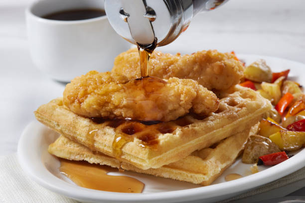 terneros de pollo frito con gofres de suero de leche - waffle chicken fried chicken food fotografías e imágenes de stock