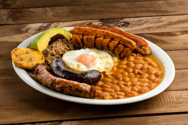 bandeja paisa, plat traditionnel colombien principal - bandeja paisa photos et images de collection