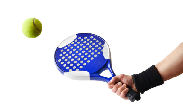 sfondo della mano con la racchetta della racchetta che colpisce una palla isolata - table tennis foto e immagini stock