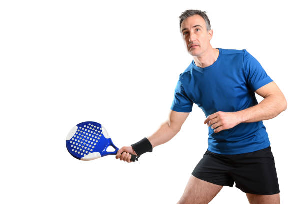 mann spielt paddel-tennis isoliert mit schläger erhält einen ball - tennis racket ball isolated stock-fotos und bilder