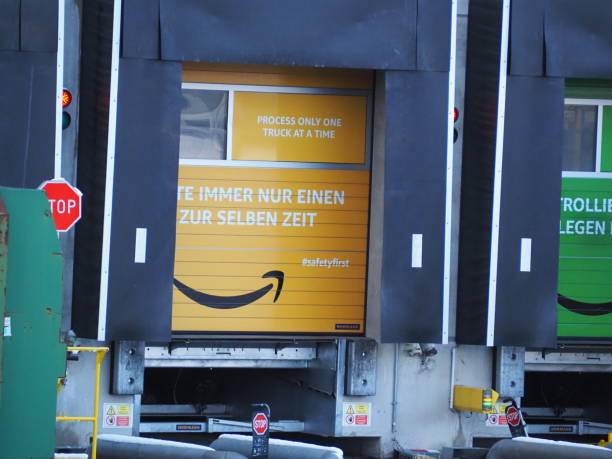 amazon logistics dmu2 garage - amazoncom stock-fotos und bilder