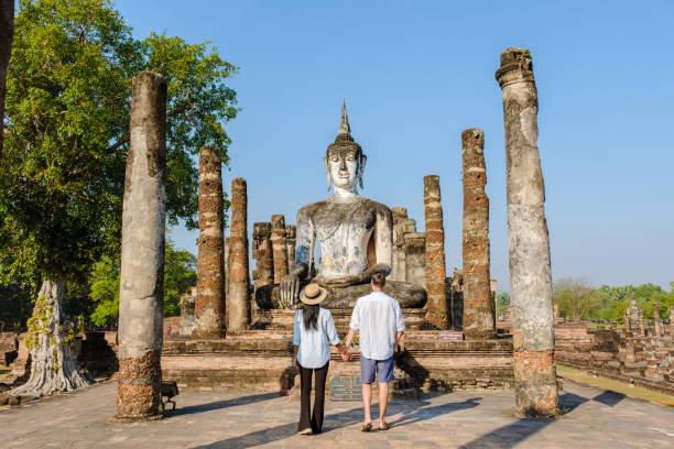 paar besuchen wat mahathat, sukhothai altstadt, thailand ., sukothai historischen park thailand - thailand asia famous place stone stock-fotos und bilder