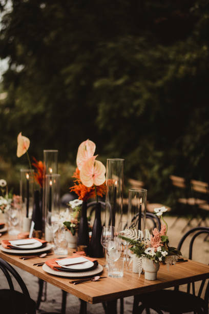 vista lateral de la mesa de bodas - autumn table setting flower fotografías e imágenes de stock