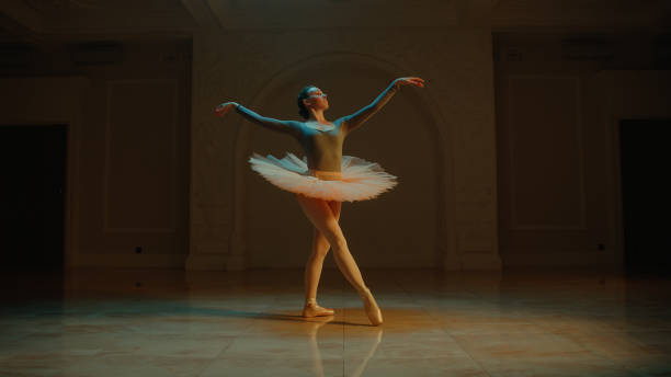 美しいクラシックバレエの女性ダンサーの映画のようなショット - dancing ballet one person en pointe ストックフォトと画像