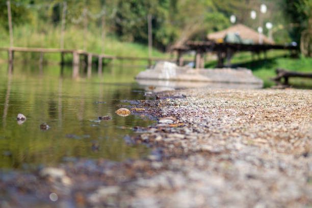 pierre et rivière à utaradit, thaïlande. - reflection tranquil scene photography blue photos et images de collection