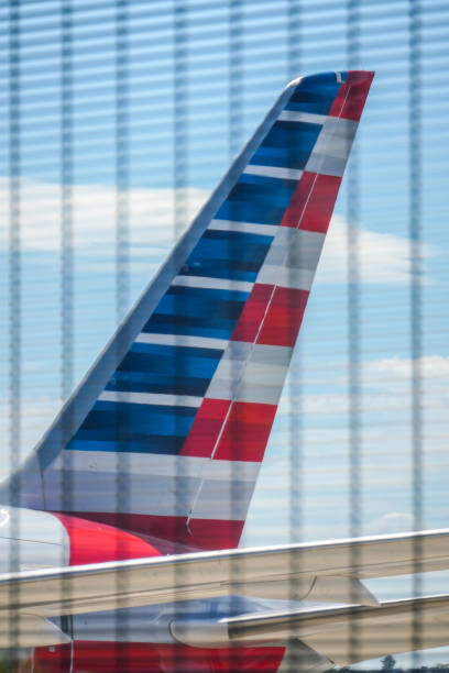 アメリカン航空b787-9尾部 - boeing 787 fence airport security ストックフォトと画像