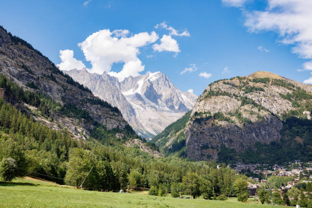 chaîne de montagnes des alpes italiennes par une journée d’été ensoleillée - vue sur le glacier, la végétation verte et le ciel bleu - grass area hill sky mountain range photos et images de collection