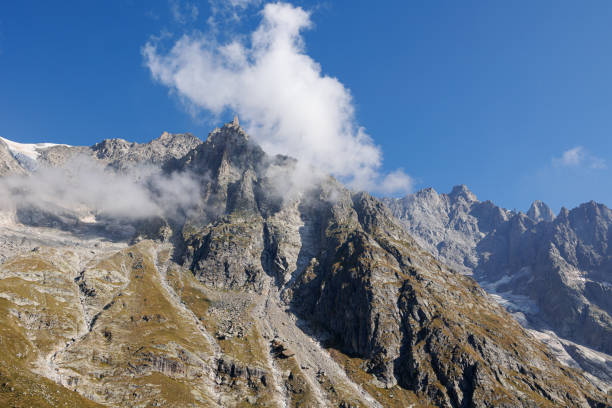 chaîne de montagnes des alpes italiennes par une journée d’été ensoleillée, vue rapprochée des rochers et du ciel bleu avec des nuages - grass area hill sky mountain range photos et images de collection