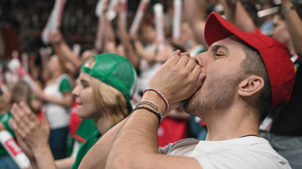 hockey paar wetten fan sport steht arena. torfreude erzielen. die leute schauen sich das spiel an. - baseball fan stock-fotos und bilder