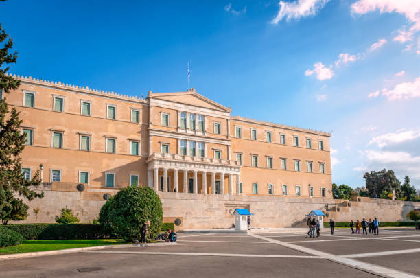 o parlamento helênico (grego) localizado no antigo palácio real, atenas, grécia. - syntagma square - fotografias e filmes do acervo