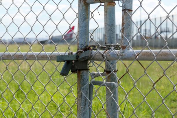 puerta oxidada del aeropuerto de sídney - qantas airways limited fotografías e imágenes de stock
