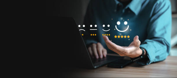 customer service Best Business Rating Experience appraisal icon in the hands of a business man satisfaction survey concept Users rate their experience of using the service on the online application. servicio al cliente mejor calificación de negocios icono de evaluación de experiencia en manos de un hombre de negocios concepto de encuesta de satisfacción los usuarios califican su experiencia de uso del servicio en la aplicación en línea.