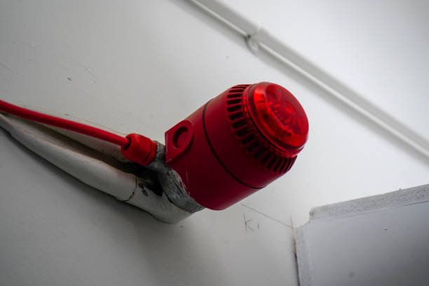 istock Red fire alarm sounder on a white wall 1469912833