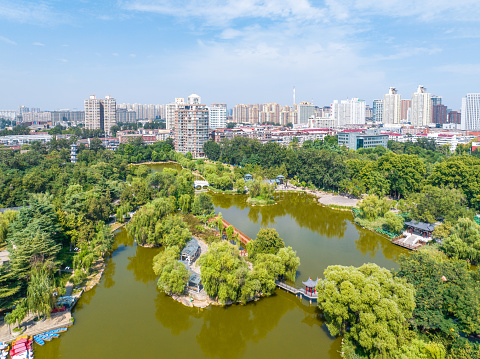 Fotografía aérea del parque Chang'an y la torre Longquan en el distrito de Chang'an, ciudad de Shijiazhuang, provincia de Hebei, China photo