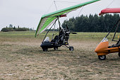 motorisierter-drachenflieger-auf-einem-feldflughafen.jpg?b=1&s=170x170&k=20&c=kdcPHoINHQHvunNfhBHwdZT-8QXjc3RJhjuw4OzMSwY=