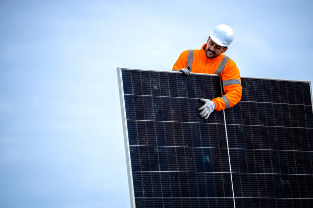 istock Experienced worker installing solar panels for sustainable energy production. 1469918855